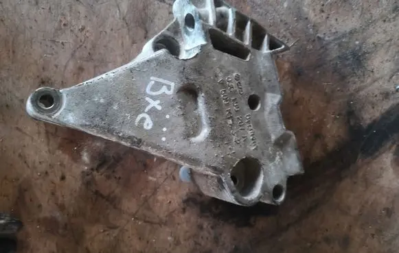 Volkswagen PASSAT B6 Engine mounting bracket 03G199207A