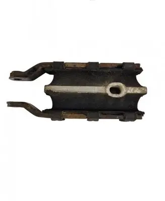 Volvo XC60 Engine mount bracket