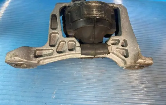 Volvo C30 Engine mount bracket