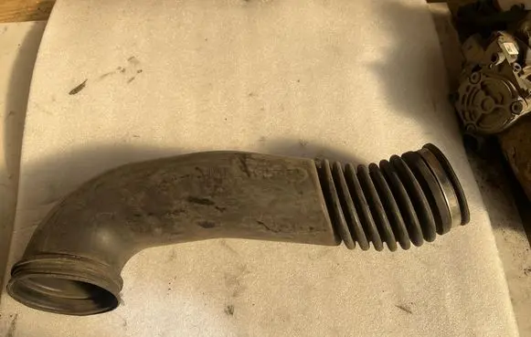 Ford Focus Air intake hose/pipe 98AB9R504GA