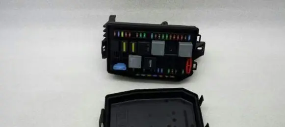 Jaguar X-Type Fuse module 4X4314A073DA C2S40928
