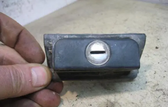 Volkswagen Golf III Tailgate exterior lock 