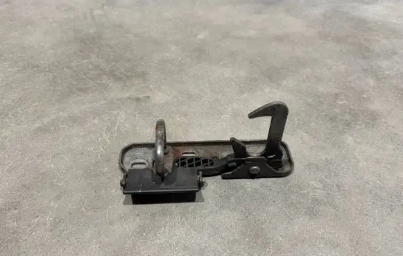 Volkswagen Tiguan Engine bonnet/hood lock/latch loop/hook 1K0823480