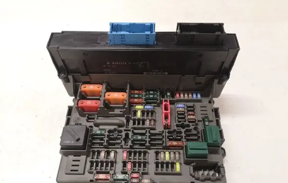 BMW 1 E81 E87 Fuse module 911944603 17925000000A 6135917797901