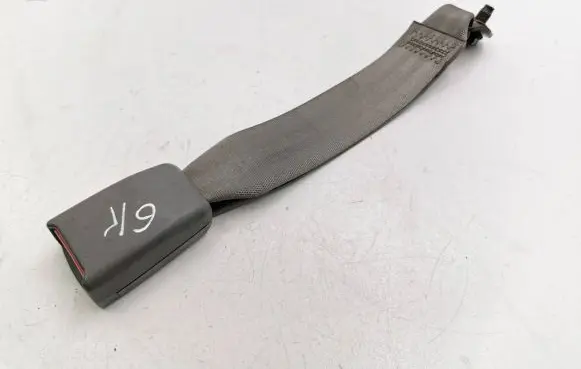 KIA Carens I Rear seatbelt buckle