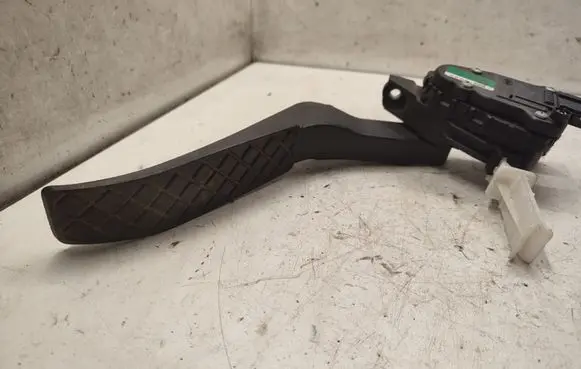 Volkswagen Touareg I Accelerator throttle pedal 7L0721507