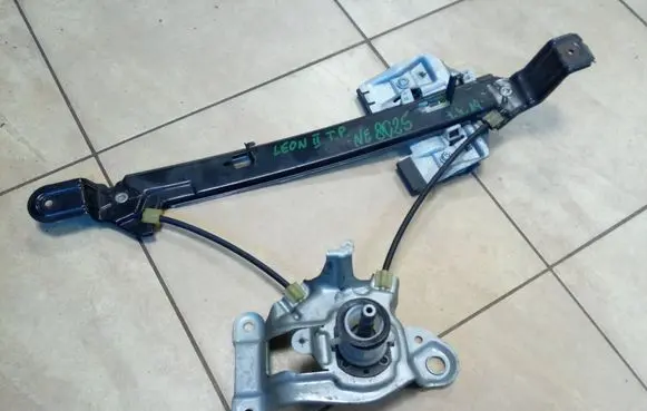 Seat Leon (1P) Rear door manual window regulator 1P0839462 NE8025