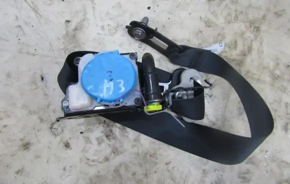 Mazda 3 III Front seatbelt KRIS235789