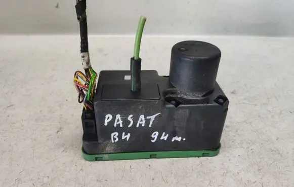 Volkswagen PASSAT B4 Central locking vacuum pump 3A0962257