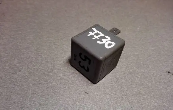 Volkswagen PASSAT B5 Other relay 141951253B V23134B52X227