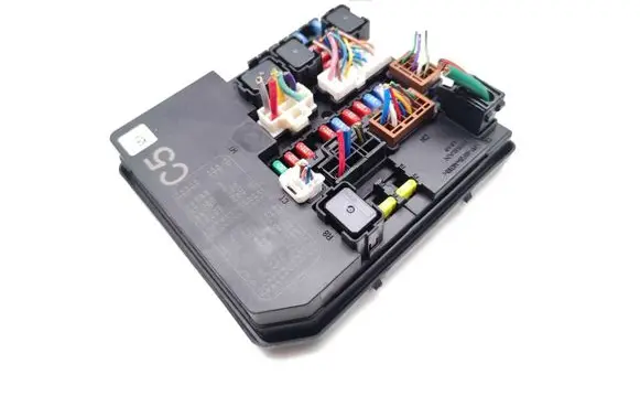 Nissan Juke I F15 Fuse module 284B7-1KA0D