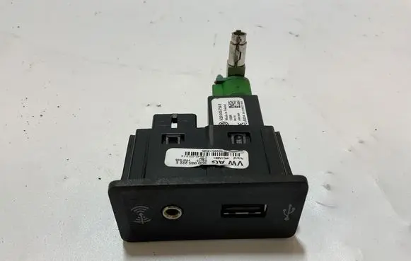Volkswagen Crafter USB socket connector 5Q0035726E 319002213668