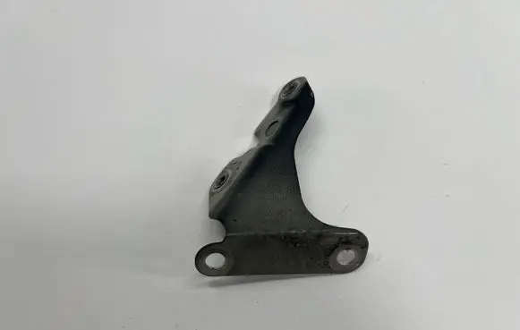 Audi Q7 4L Fender mounting bracket 4L0821135