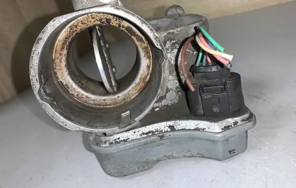 Volkswagen Touran I Throttle valve 03G128063L