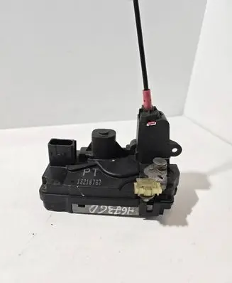 Opel Zafira B Rear door lock 13210737