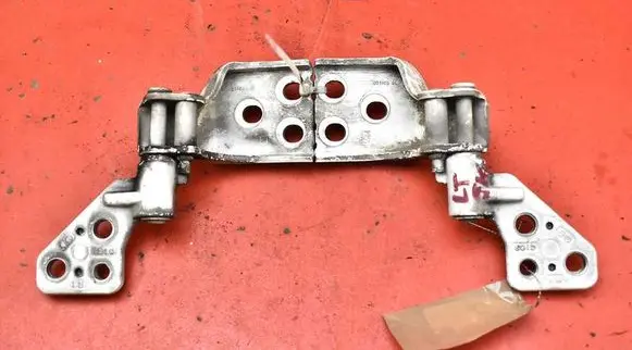 Tailgate/trunk/boot hinge