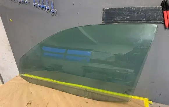 Volkswagen Golf IV Front door window/glass (coupe) 43R007951 DOT24AS2M19