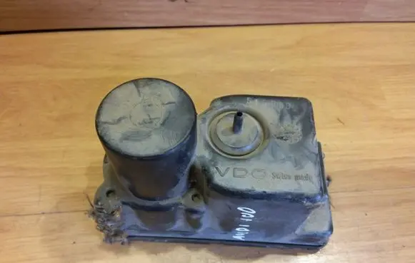 Audi 80 90 S2 B4 Central locking vacuum pump 443862257E