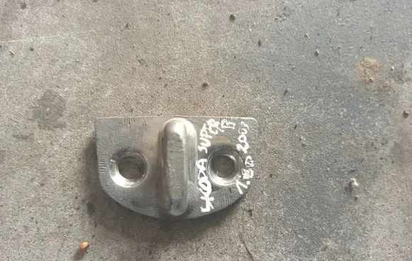 Skoda Superb B5 (3U) Rear door lock loop/hook striker 1u0837033b