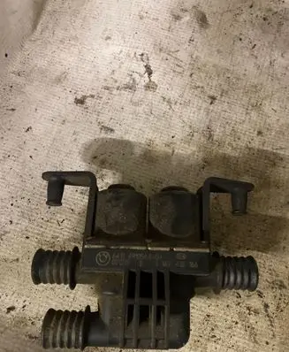 BMW X5 F15 Coolant heater control valve 6910544 071219 1147412166