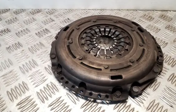 Volkswagen PASSAT B7 Pressure plate 03L141026 063082001235