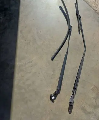 Buick Encore I Front wiper blade arm 31447 31446