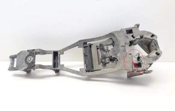 Volkswagen PASSAT B5.5 Front door exterior handle/bracket 3B0837885