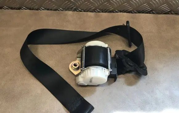 BMW 1 E81 E87 Front seatbelt 7119390
