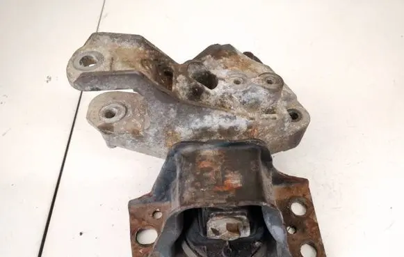 Engine mount bracket