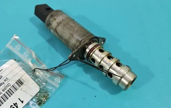 Volkswagen PASSAT B6 Camshaft position sensor 06F109257B IMPRK1499361