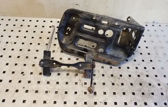 Toyota RAV 4 (XA20) Battery tray 