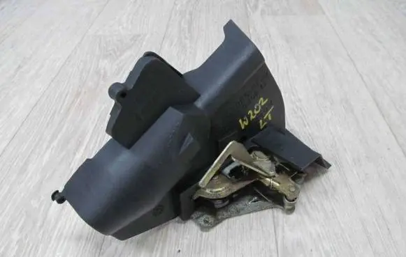 Mercedes-Benz C W202 Rear door lock 2027300535 25439