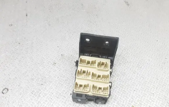 Toyota Avensis T250 Fuse module 8273405030