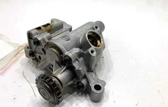 Volkswagen PASSAT B8 Oil pump 06H115105GE