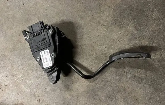 Renault Trafic II (X83) Accelerator throttle pedal 7700313060