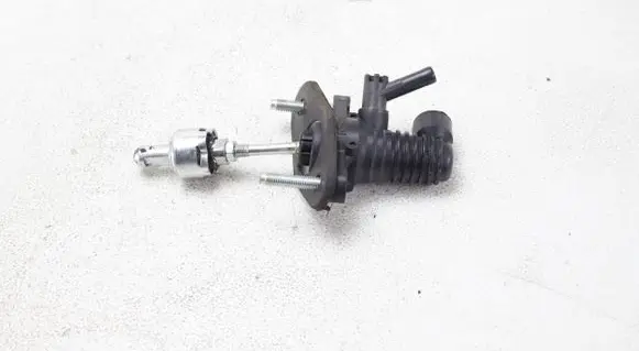 Toyota RAV 4 (XA40) Clutch master cylinder