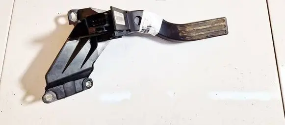 Accelerator throttle pedal