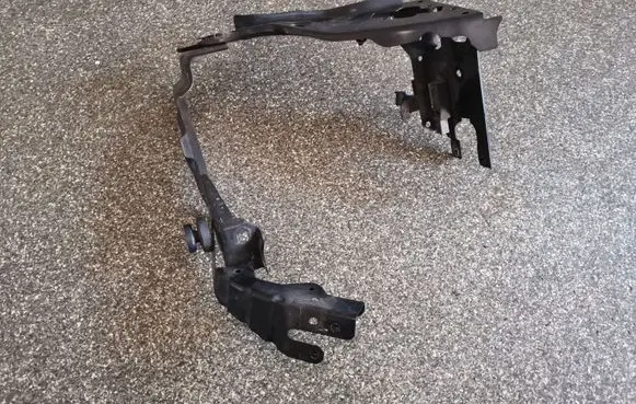 Headlight/headlamp mounting bracket