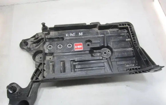 Volkswagen PASSAT B8 Battery tray 5Q0915321J 5Q0915331K