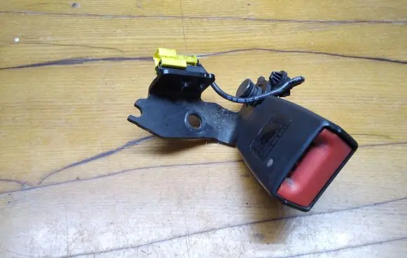 Mercedes-Benz E A207 Rear seatbelt buckle A2048601069