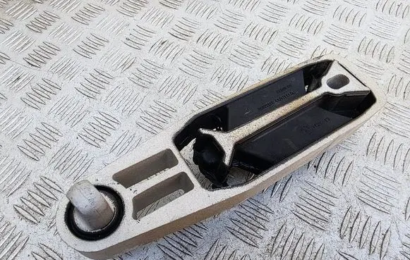 Volvo XC90 Engine mount bracket 31330590