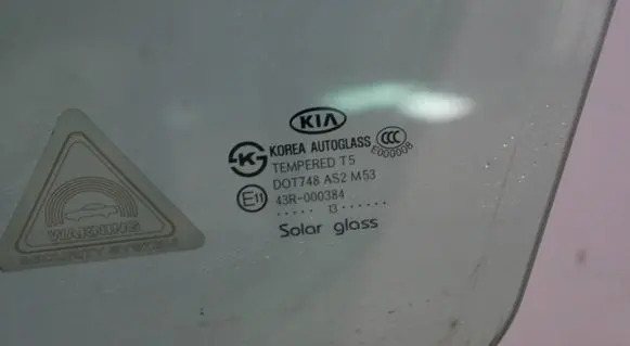 KIA Optima Front door window glass four-door