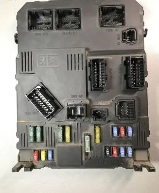 Peugeot 407 Fuse module 9655221080 BSIS0200