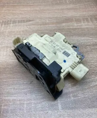 Volkswagen PASSAT B6 Front door lock 3C2837016A