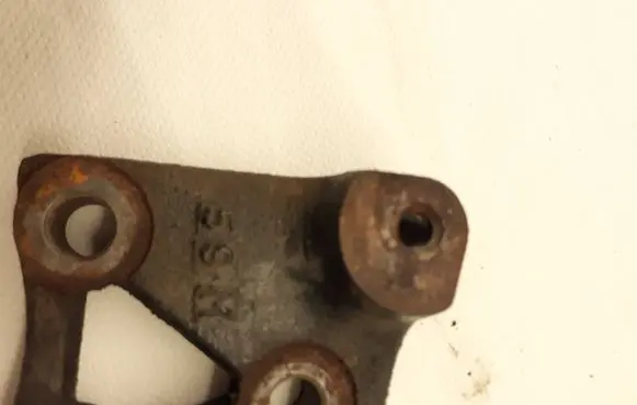 Honda FR-V Engine mounting bracket