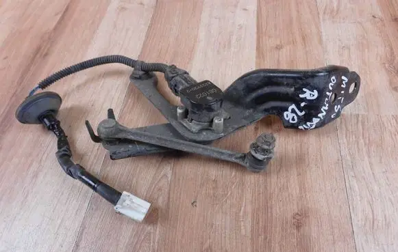 Mitsubishi Outlander Headlight/headlamp level sensor 8303A043