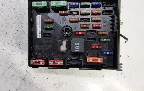 Volkswagen Tiguan Fuse module 3C0937125A 63595743