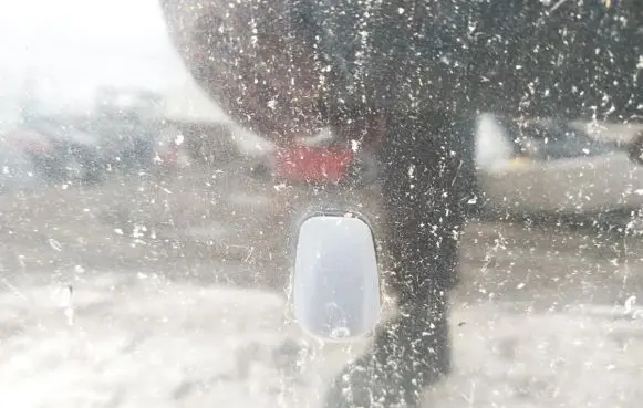 Windshield washer spray nozzle