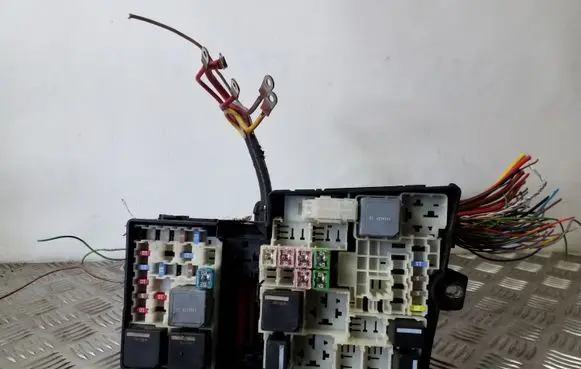 Ford Focus Fuse module EM5T14K733 AV6T14A142AB