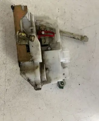 Toyota Avensis T220 Rear door lock 
